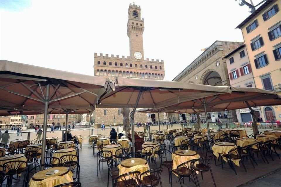 Palazzo Vecchio en Florencia, mientras Italia lucha por contener el virus.