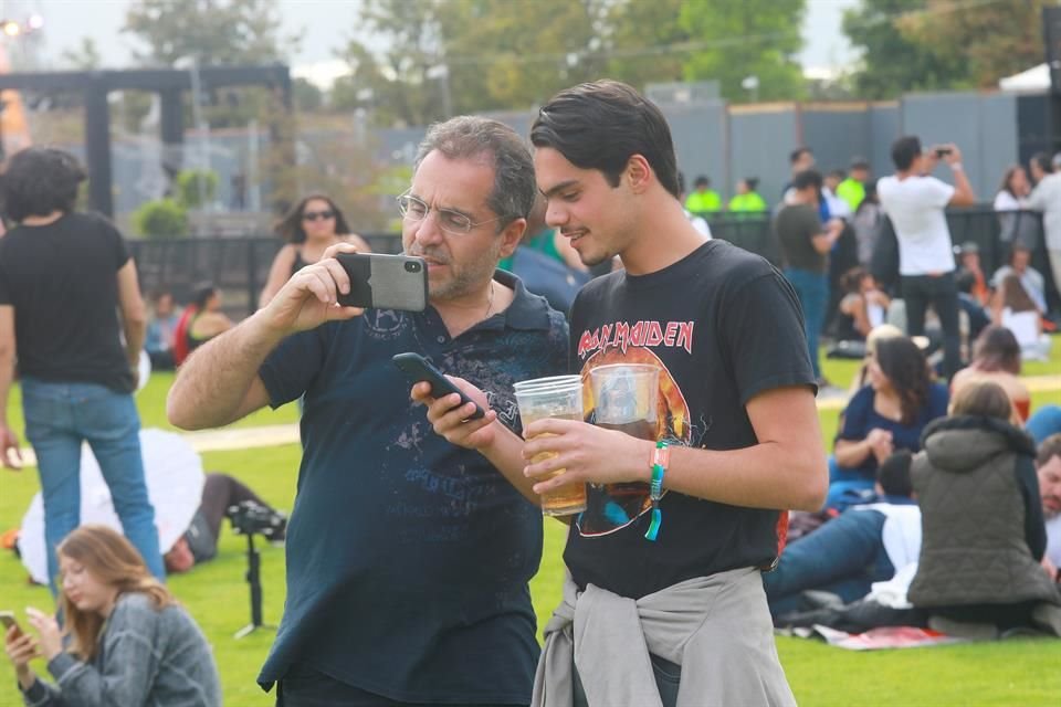 De igual forma, varios de los presentes no pudieron evitar refrescarse con varias bebidas alcohólicas.