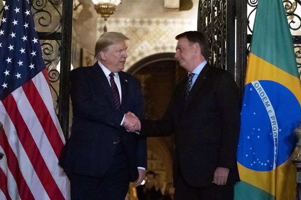 Trump y Bolsonaro se saludan antes de la cena.