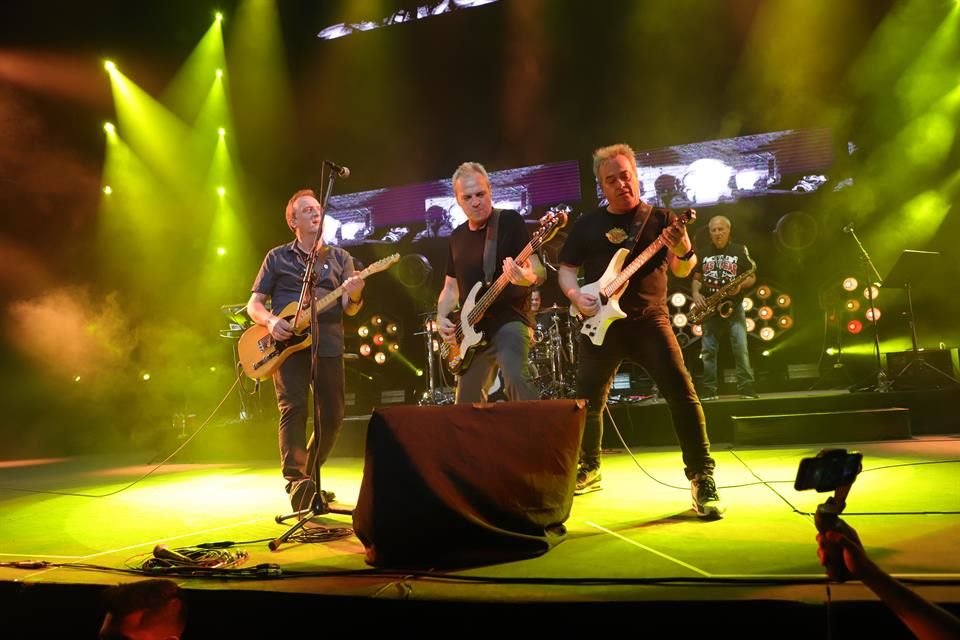 Con temas como 'Chica Cocodrilo', 'Chico Tienes que Cuidarte' y 'Si no te Tengo Aquí' los Hombres G lograron dar un show espectacular en la Arena Ciudad de México.