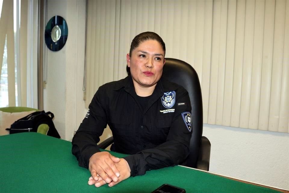 La agente combina su profesión y la maternidad.
