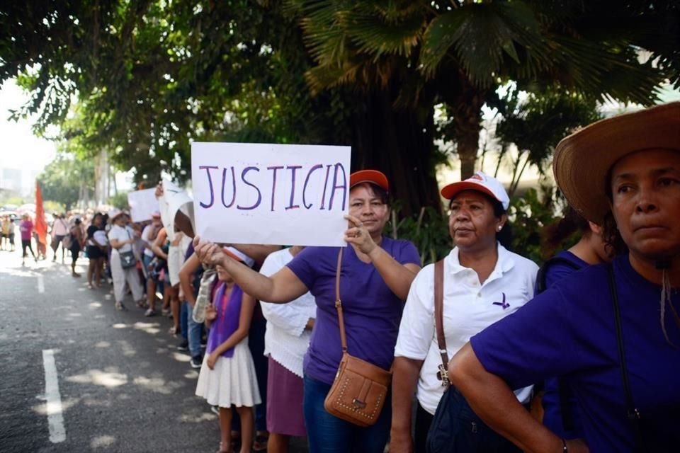 Con gritos de 'ni una más ni una asesinada más', mujeres iniciaron una jornada de protestas en el marco de el Día Internacional de la Mujer.