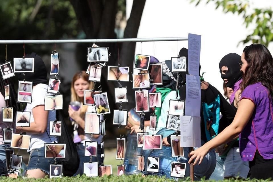 En la marcha en Mérida, colectivos de mujeres protestaron con pancartas y fotografías.