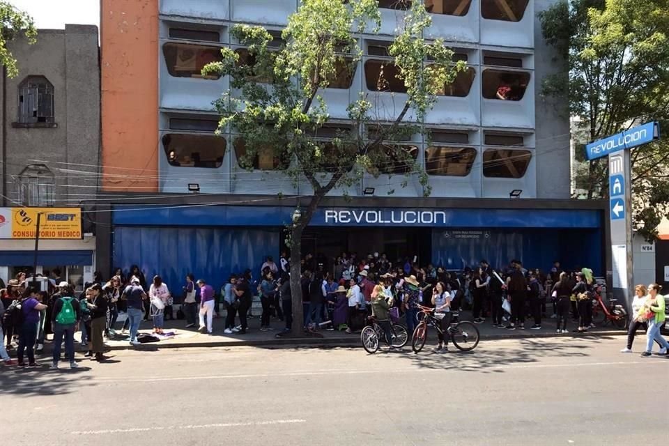 En la CDMX mujeres se concentran en diferentes estaciones del Metro para dirigirse al Monumento a la Revolución, punto de inicio de la marcha.