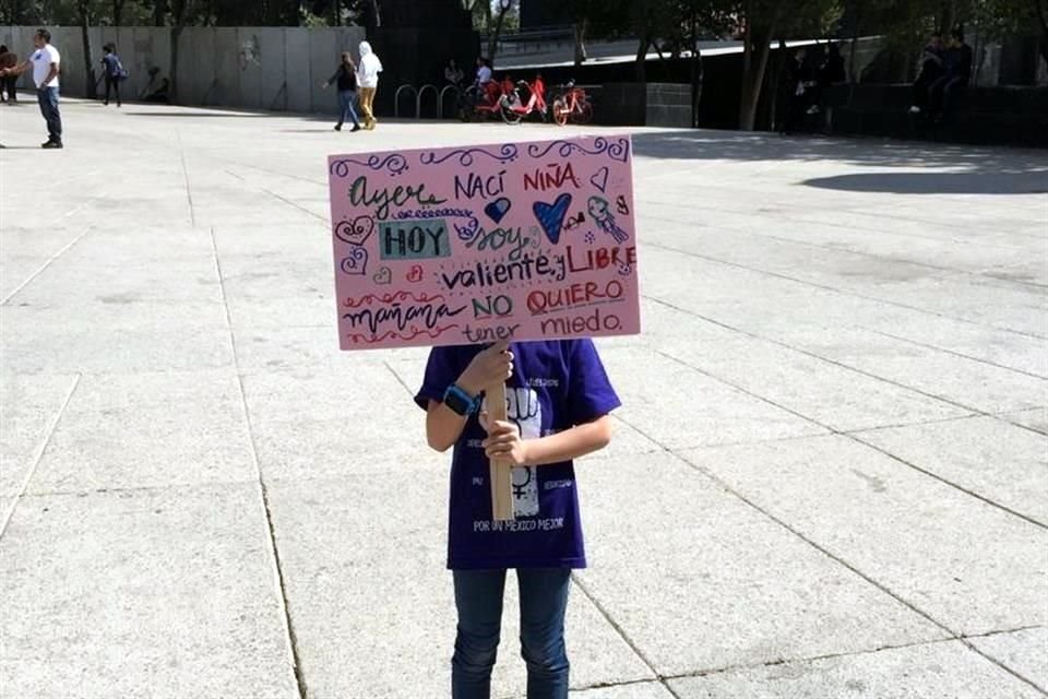 Niñas también se sumaron a los contingentes.