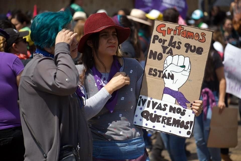 En la marcha resaltan los colores violeta y verde. El primero relacionado con la lucha feminista y el segundo con el aborto.