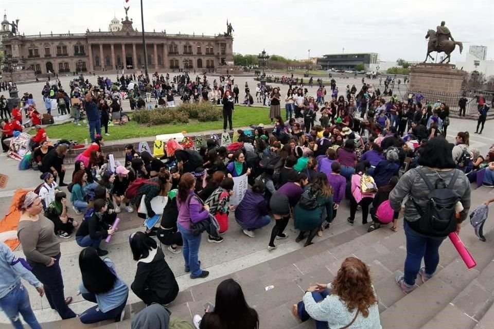 Desde las 14:00 horas, colectivos realizaron un performance en la Explanada de los Héroes.