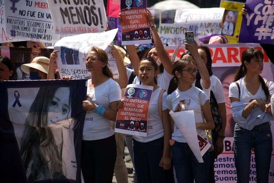 Familiares de victimas de feminicidio arriban al 'Antimonumenta' donde se realizará un primer pronunciamiento.