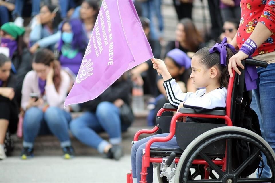 Miles de mujeres se concentraron esta tarde en la Explanada de los Héroes, por el Día Internacional de la Mujer.