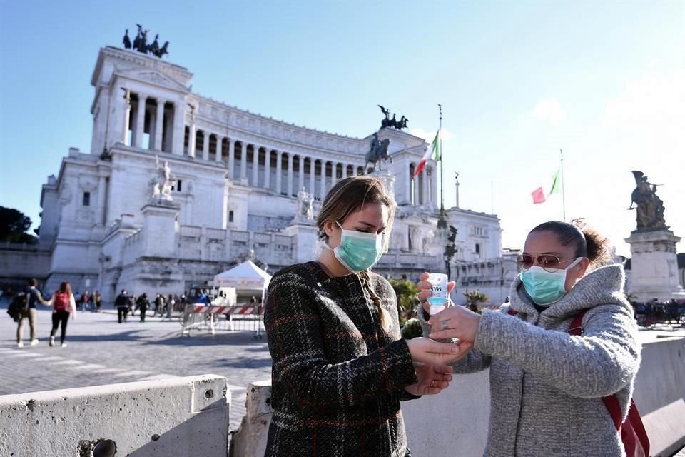 Turistas se lavan las manos en Roma, en medio de las medidas más estrictas por el brote en el país.