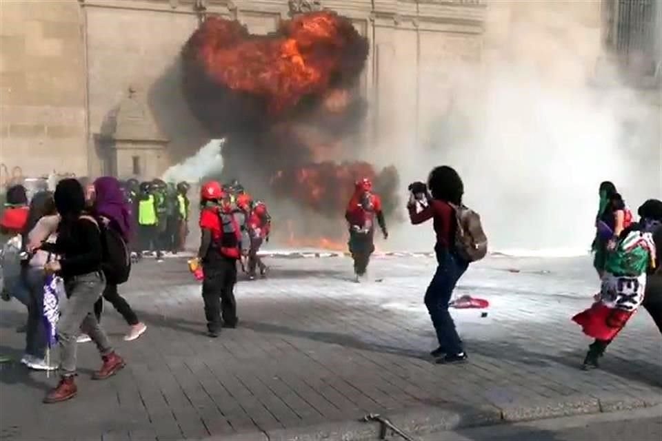 Las mujeres que se encontraban dando el discurso, arriba de un temple frente al Palacio Nacional, aseguraron a la multitud que hombres habían arrojado los artefactos que explotaron.