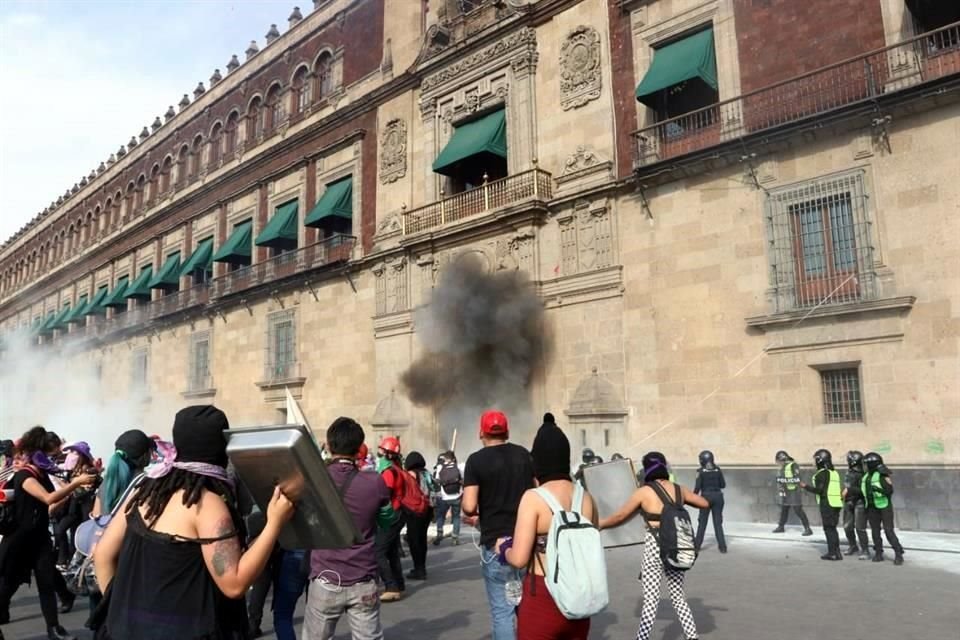 'Infiltrados, infiltrados' comenzaron a gritar las mujeres de la marcha tras las detonaciones.