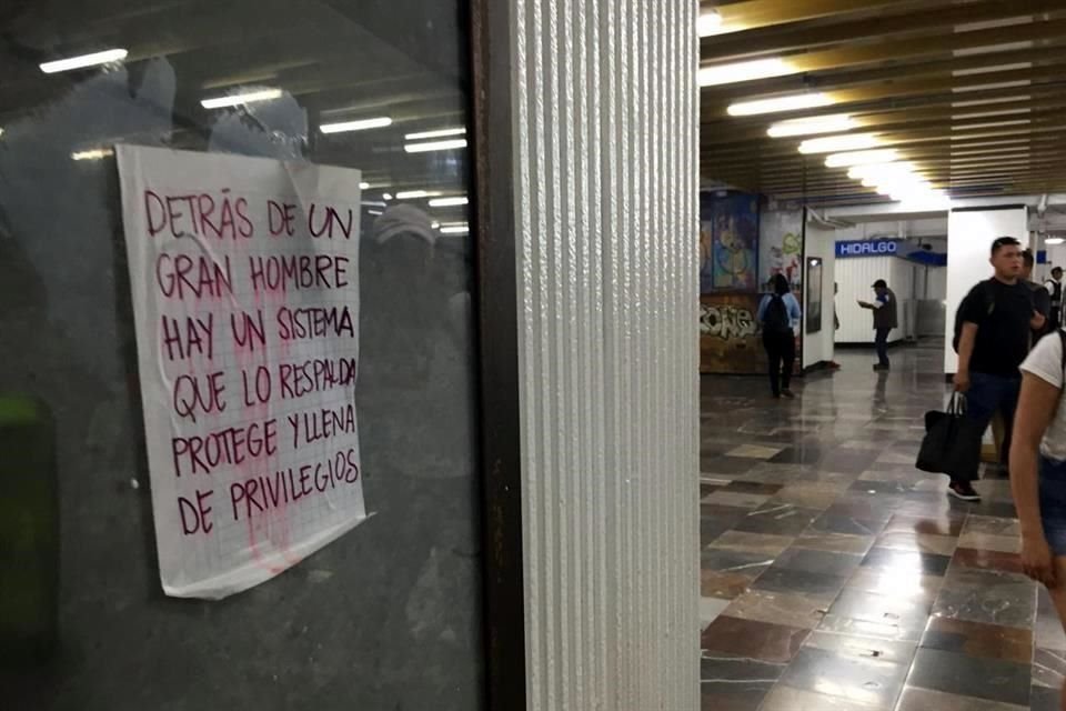 Grupos de mujeres pegaron carteles en estaciones del Metro en los que exhiben a sujetos señalados como acosadores.