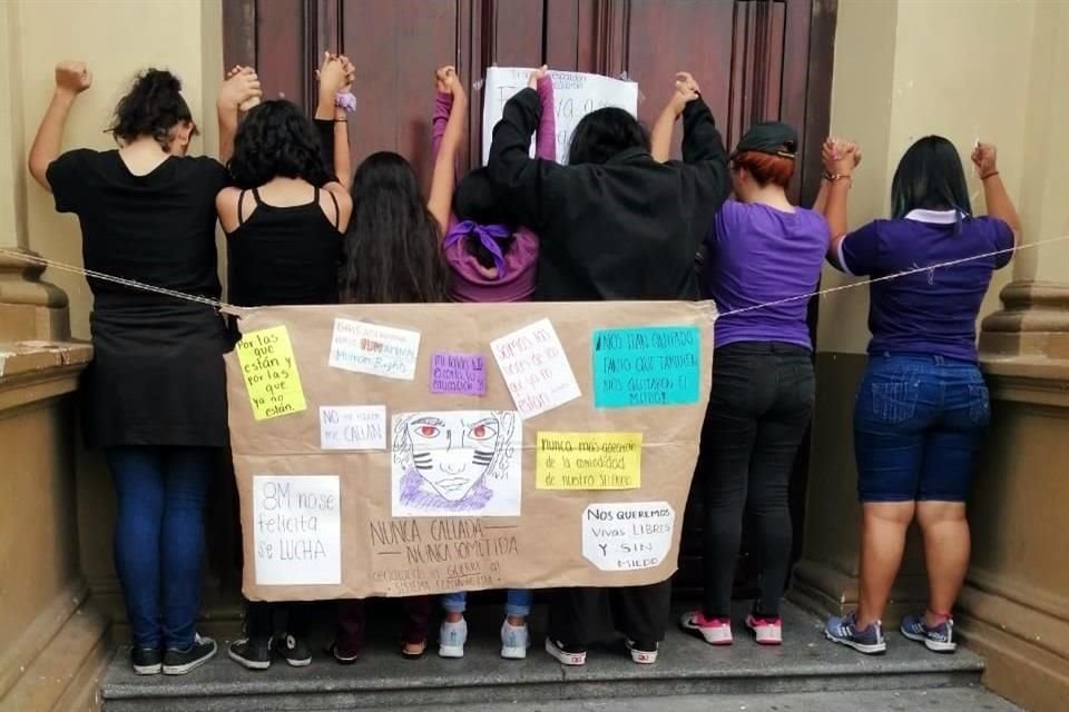 Alrededor de 10 jóvenes, de entre 15 y 18 años, se reunieron en el Malecón de este puerto para caminar al colegio, donde realizaron un performance.