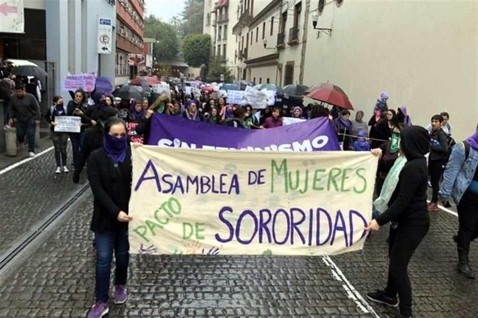 En Xalapa, las mujeres lanzaron consignas contra la violencia feminicida en el País y el Estado, durante la marcha que salió del Teatro del Estado hacia la Plaza Lerdo.