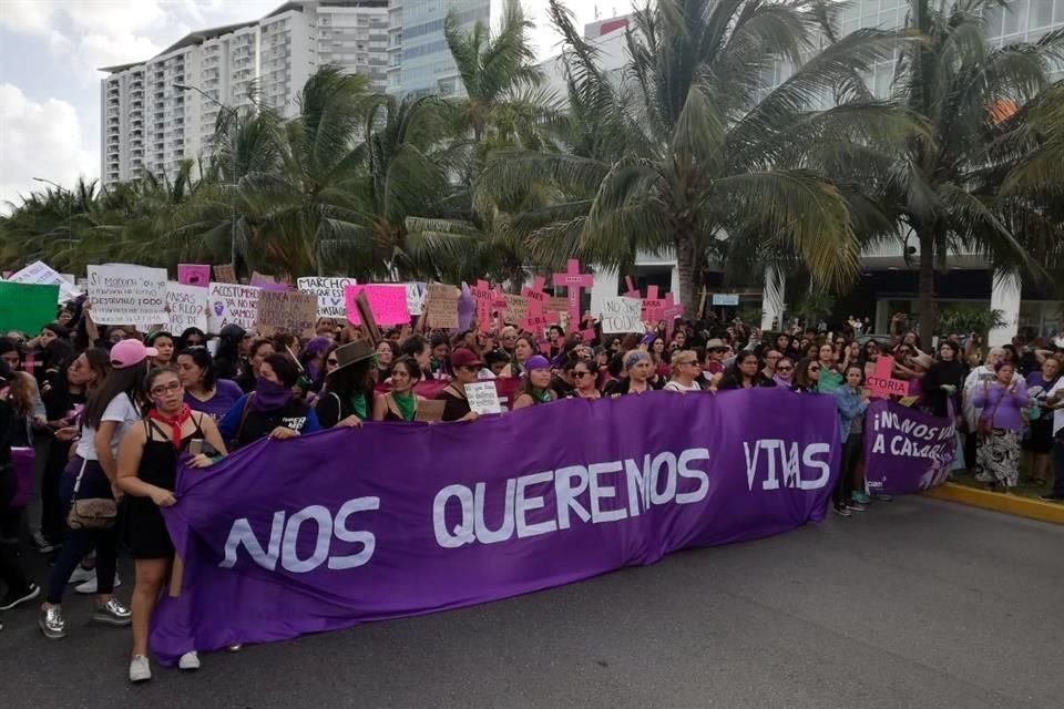 Colectivos de mujeres de Cancún también salieron a protestar en contra de la violencia de género y los feminicidios.