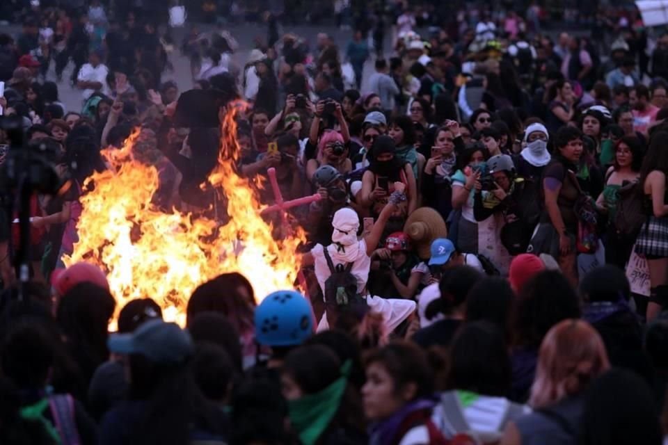 Al término del mitin de colectivos feministas, mujeres hicieron una fogata con pancartas y cantaron estrofas de 'Un violador en tu camino'.