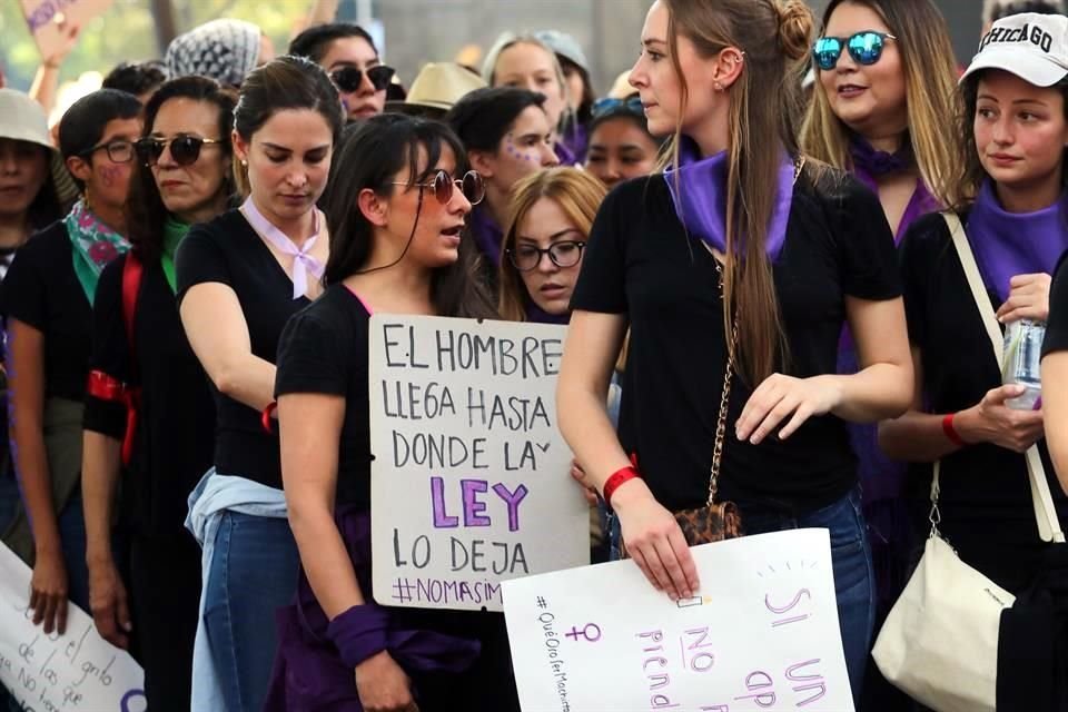 Después del contingente de familiares de víctimas, avanzaron los contingentes feministas, seguidas por sindicatos y colectivos mixtos.