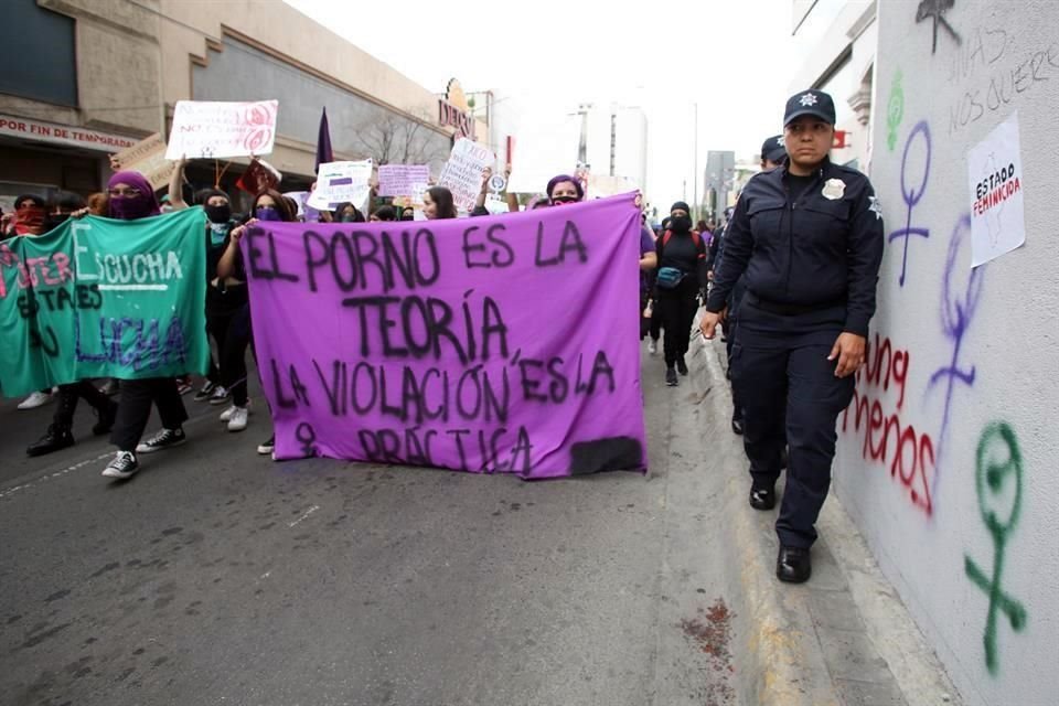 'El porno es la teoría, la violación es la práctica' leía una manta