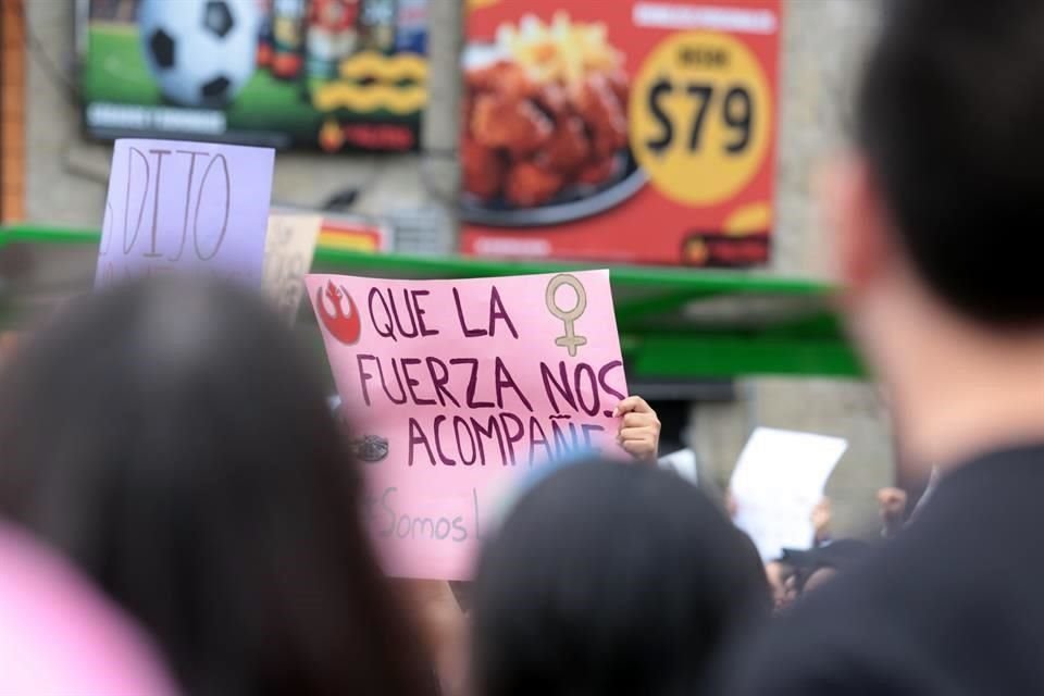 Además de incitar a la resistencia, esta pancarta referenciaba a Star Wars.