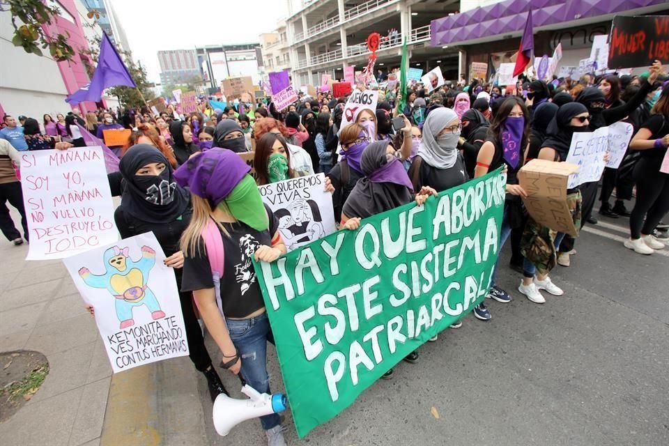 En el contingente radical, los mensajes llamaban a 'abortar el sistema patriarcal'.