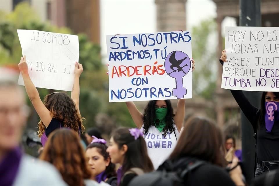 Algunos carteles eran directos y desafiantes ante  la violencia machista.