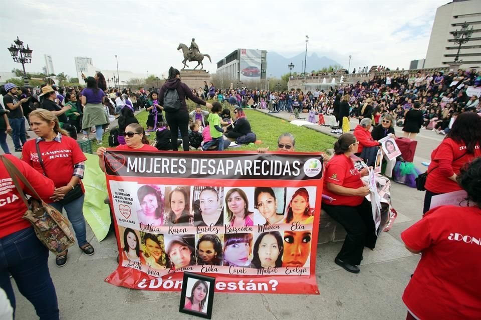 En la marcha también participó un contingente de madres de mujeres desaparecidas. En sus carteles mostraban el rostro de las víctimas y exigían una respuesta a las autoridades.