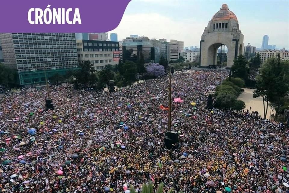 La ola violeta, gigantesca, corrió desde el Monumento al Zócalo en demanda de justicia ante feminicidios y que frene la violencia de género.