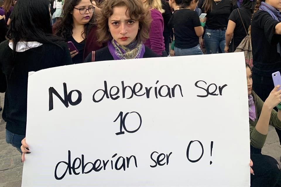 Con rostros que reflejaban la indignación las manifestantes exigieron un alto a los feminicidios.