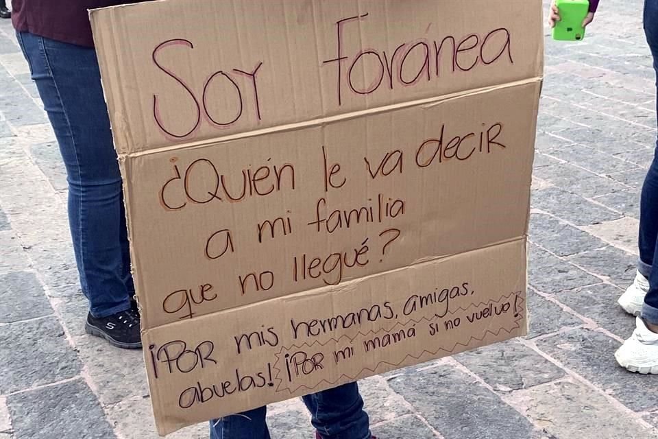 Soy foranea ¿quién le va a decir a mi familia que no llegué?, cuestionaba una de las manifestantes.