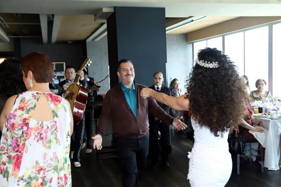 El papá llegó acompañado de mariachi