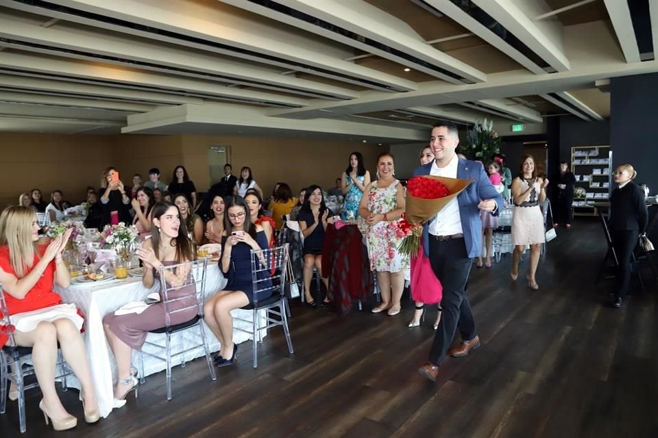 El novio la sorprendió con un ramo de rosas