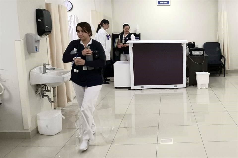 Enfermeras y doctoras del IMSS y de hospitales del Estado aseguraron que no tuvieron otra opción que acudir a trabajar.