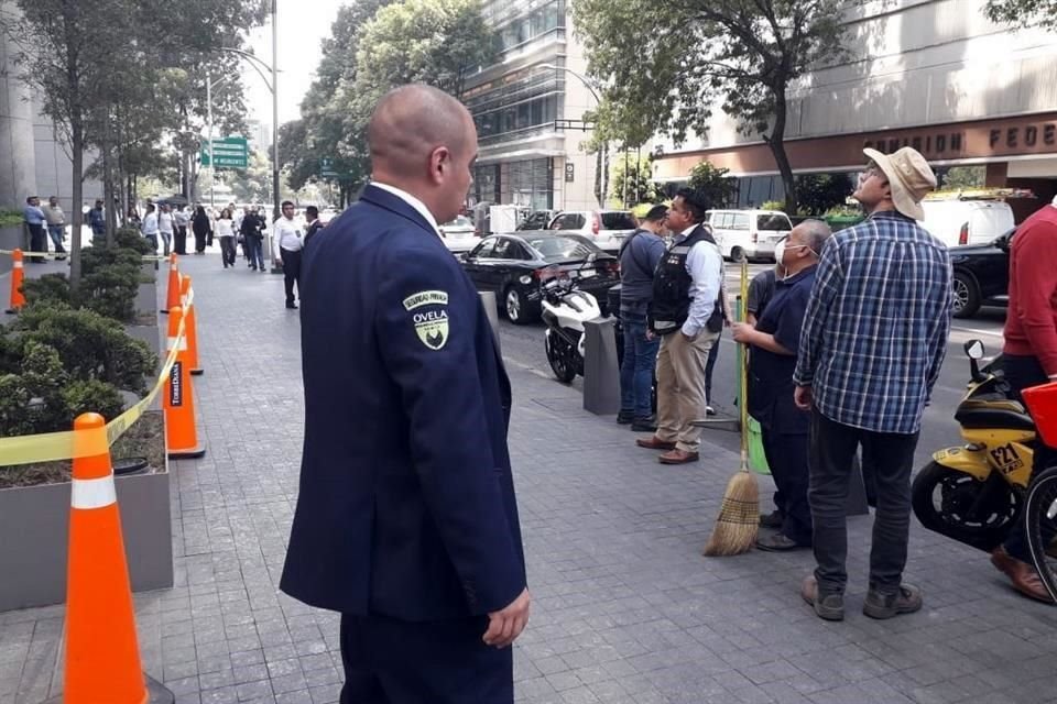 Los oficinistas que se encontraban en los edificios aledaños se protegieron detrás de las paredes al escuchar las detonaciones.