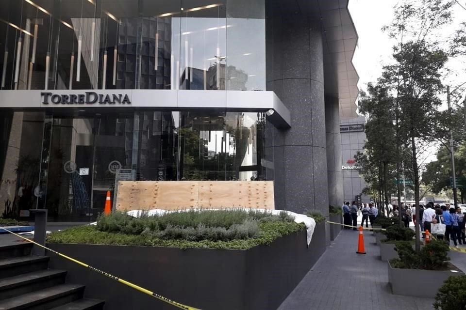 Un taxista resultó herido de bala tras un enfrentamiento entre policías y delincuentes derivado de un intento de asalto a un hombre, afuera de Torre Diana.