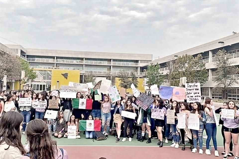 Estudiantes de la Prepa UDEM Unidad San Pedro mostraron su indignacin portando prendas prohibidas en el reglamento y mostrando pancartas.