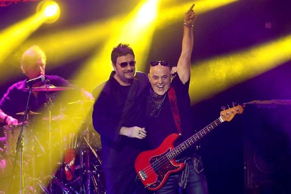 El músico chileno Álvaro Henríquez (Los Tres) acompañó el tema 'El Rito' con 'Zeta' Bosio y Charly Alberti.
