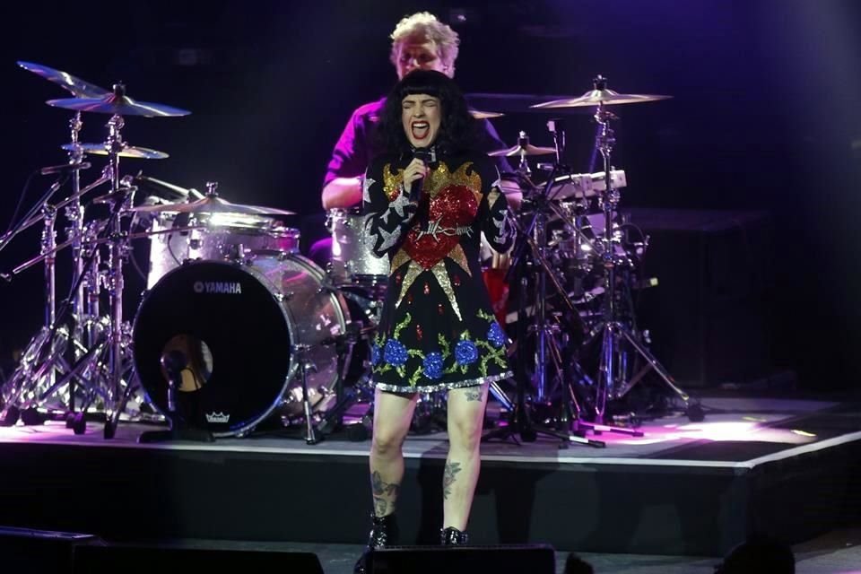 Mon Laferte, la única mujer contemplada en esta velada, cantó 'Un Millón de Años Luz'.