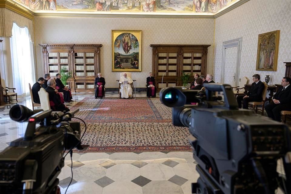 El Papa impartió la audiencia desde su biblioteca, y fue transmitida en directo por televisión y en internet.