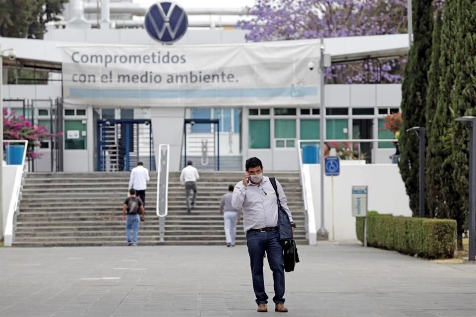 Trabajadores de VW Puebla, que pidieron omitir sus nombres, dijeron a EFE que la empresa alemana no emitió ninguna tipo de alerta especial para evitar contagios.