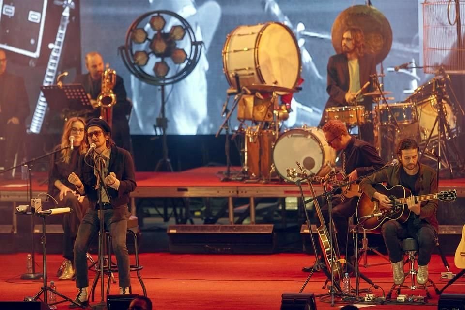 Zoé llevó a sus fans por un viaje acústico lleno de emociones y nostalgia.