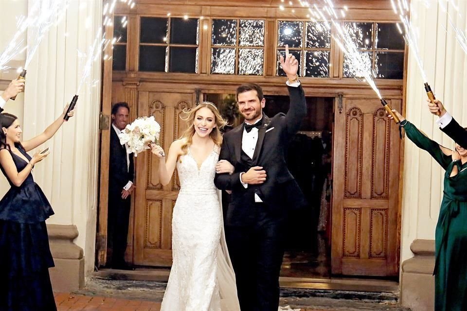 Los novios al salir de la iglesia.