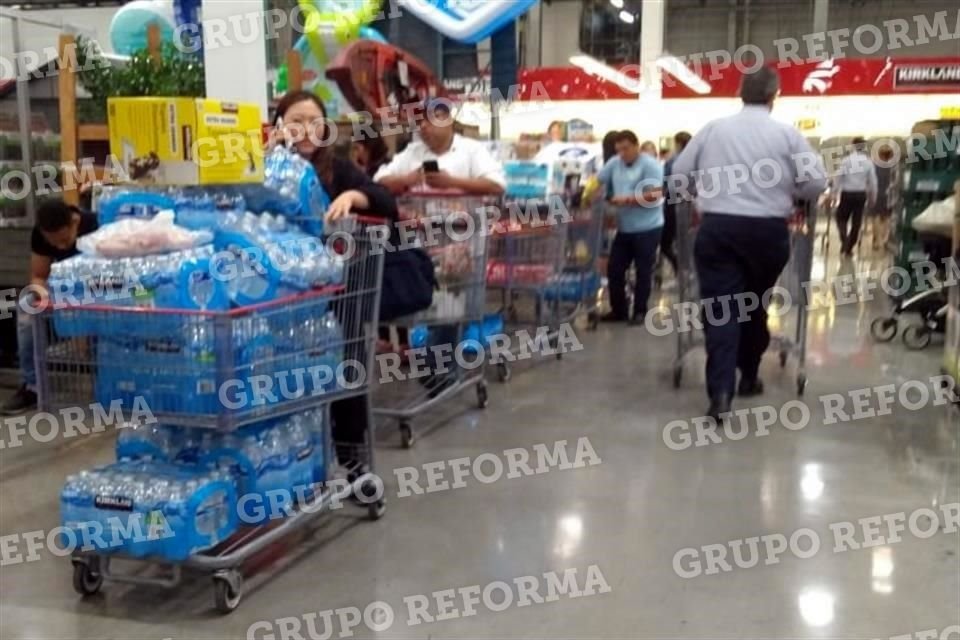 Luego de confirmarse el primer caso de coronavirus en Nuevo León, cientos de regios desataron las compras de pánico.