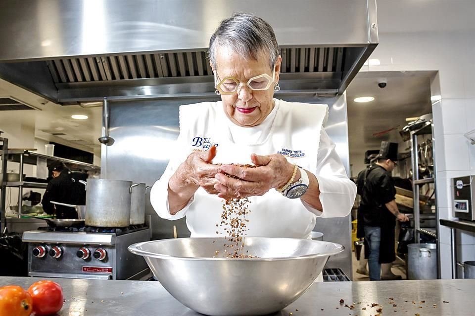 Carmen 'Titita' Ramírez Degollado, propietaria del restaurante El Bajío, de la Ciudad de México.