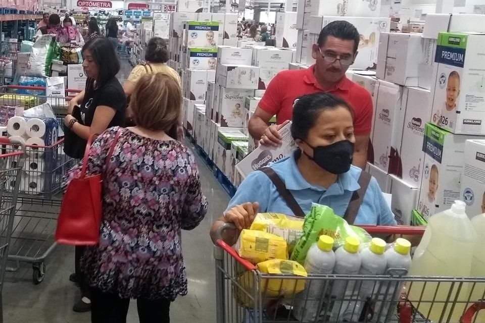 Regios realizaron compras de pánico en el Costco de la Carretera Nacional (arriba), así como en el de Valle Oriente.