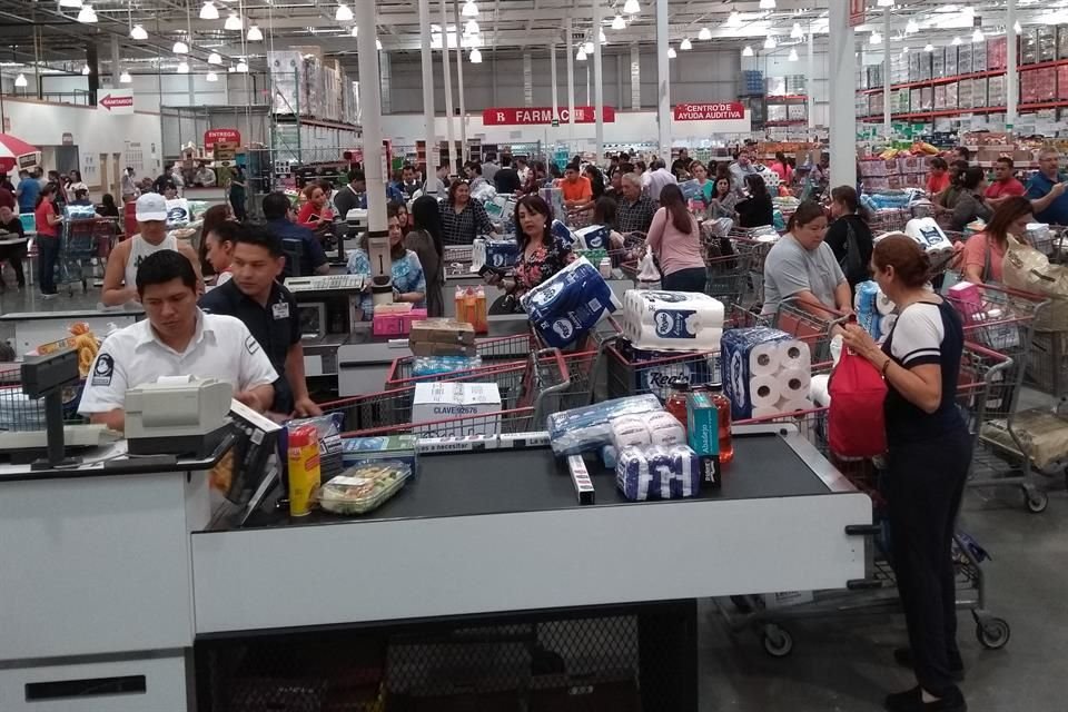 Luego de confirmarse el primer caso de coronavirus en Nuevo León, cientos de regios desataron las compras de pánico.