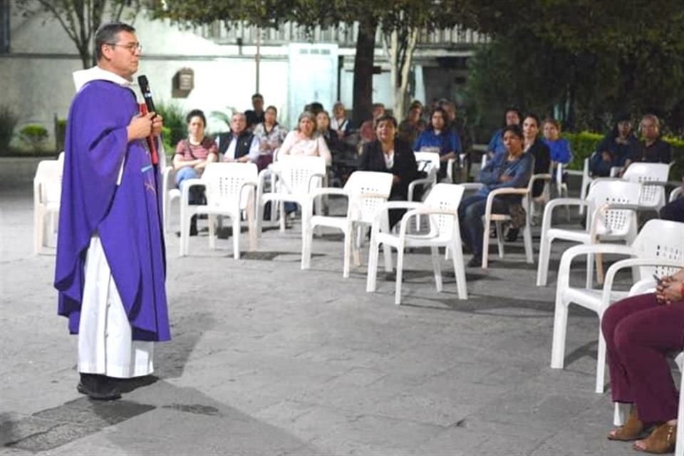 En la Parroquia de Nuestra Señora de Guadalupe, en San Pedro, se ofició una misa afuera del templo.