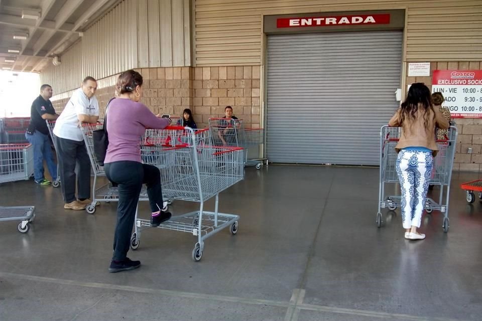 Desde la noche del jueves, hay filas para hacer compras por el temor desatado por el coronavirus.