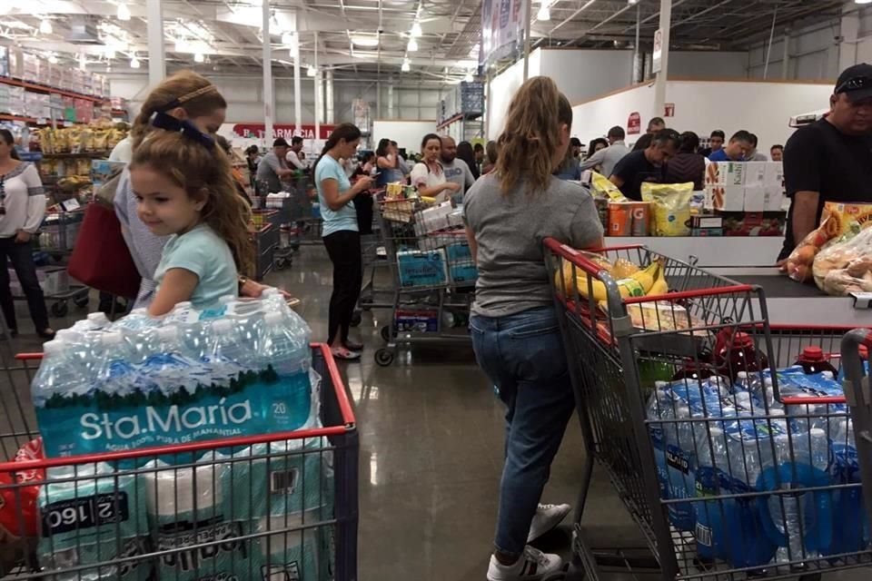 Muchos consumidores llegaron a las tiendas antes de su apertura.