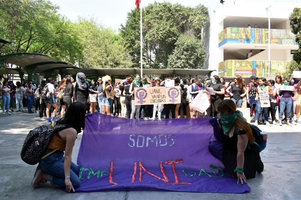  Estudiantes de la UANL realizaron una marcha por diferentes facultades para exigir frenar el acoso sexual.